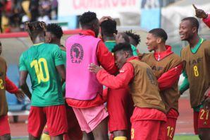 Les Lions U23 se congratulent après le but du 1-0 face aux Tunisiens