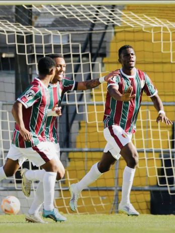 1er but pour Hyppolite EKANGA (1er à gauche) en Liga Revelação avec Estrela Amadora U23