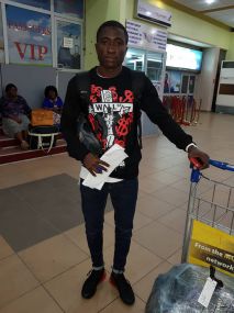 Samuel NJOH NJOH au départ de l‘aéroport de Douala vers le Portugal