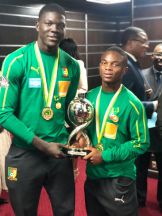 Jacques MBIANDJEU et Nelson DJEMBE avec le Trophée CAN U17 2019