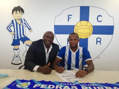 Landry NGOGANG signe au Futebol Clube de Pedras Rubras