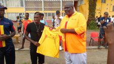 Le Manager Général de l‘EFBC remet un maillot à Ambroise OYONGO BITOLO