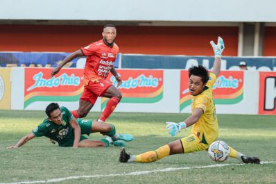 Privat MBARGA buteur avec Bali United face à Persebaya Surabaya